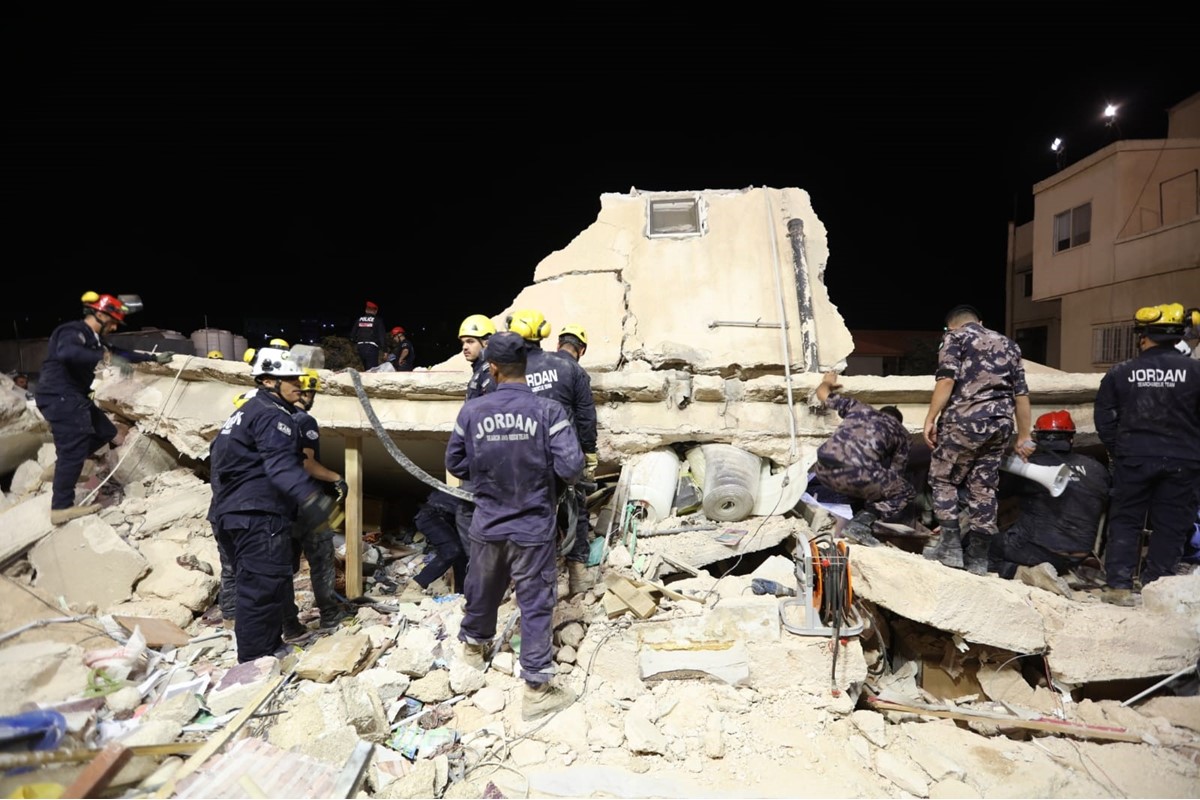 Saludar reacción Abrumador Authorities evacuate 4 premises surrounding Amman's collapsed ...